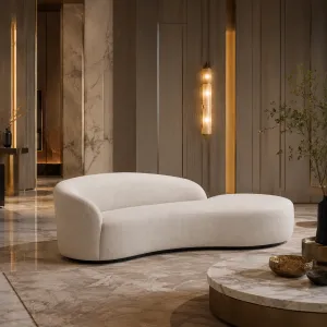 Canapé rembourré incurvé crème de luxe avec design sculptural en chaise longue - Canapé de luxe Vue lifestyle par Luxury Group International