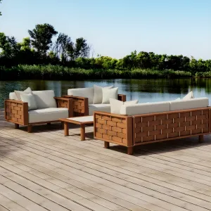 Luxus Cremegepolstertes Sofa mit warmbraunem Latten-Holzrahmen Lifestyle-Ansicht von Luxury Group International