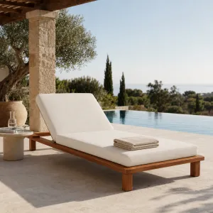 Luxus Creme Outdoor Sonnenliege mit erhöhter Rückenlehne & Holzrahmen Lifestyle-Ansicht von Luxury Group International
