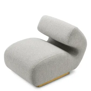 Sillón escultural de lujo en color crema con base de oro cepillado - Sillón de lujo Vista frontal por Luxury Group International