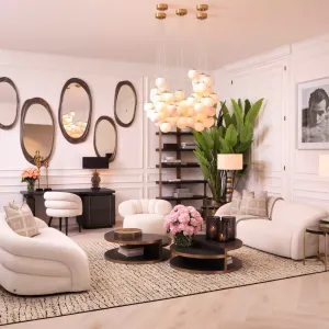 Fauteuil Sculptural de Luxe Crème avec Revêtement et Base Dorée - Mobilier de Luxe pour Hôtels Vue lifestyle par Luxury Group International