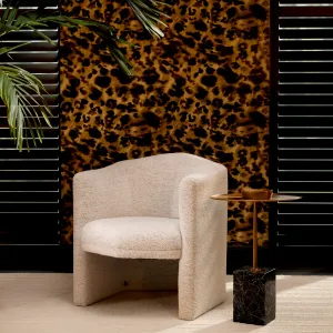 Sillón escultural de lujo con tejido de textura cremosa y respaldo curvo - Sillón de lujo Vista lifestyle por Luxury Group International