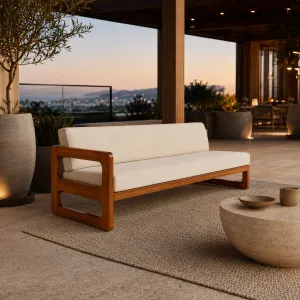 Luxus Cremefarbenes Polstersofa 230 cm mit einseitiger Armlehne und Massivholzrahmen Lifestyle-Ansicht von Luxury Group International