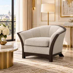 Luxuriöser, cremefarbener Polstersessel mit geschwungenem Gestell aus dunklem Holz – Wohnzimmer – Luxuriöse Hotelmöbel Lifestyle-Ansicht von Luxury Group International
