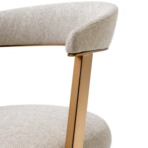 Silla de Comedor Tapizada en Crema de Lujo con Estructura Metálica Dorada y Respaldo Curvo - Mobiliario de Hotel de Lujo Vista detalle por Luxury Group International