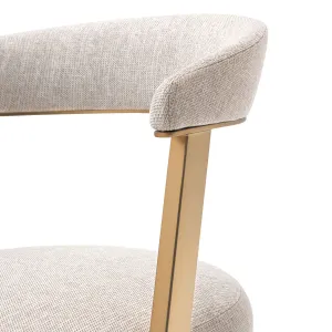 Silla de Comedor Tapizada en Crema de Lujo con Estructura Metálica Dorada y Respaldo Curvo - Mobiliario de Hotel de Lujo Vista detalle por Luxury Group International