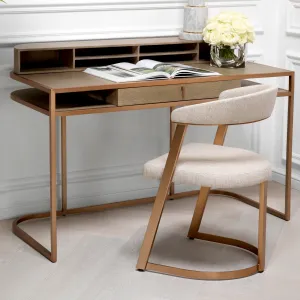Silla de Comedor Tapizada en Crema de Lujo con Estructura Metálica Dorada y Respaldo Curvo - Mobiliario de Hotel de Lujo Vista lifestyle por Luxury Group International