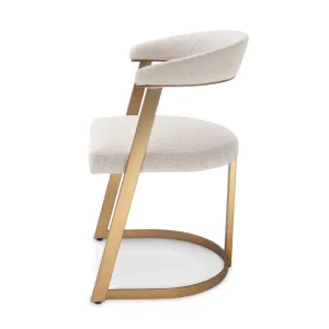 Silla de Comedor Tapizada en Crema de Lujo con Estructura Metálica Dorada y Respaldo Curvo - Mobiliario de Hotel de Lujo Vista lateral por Luxury Group International