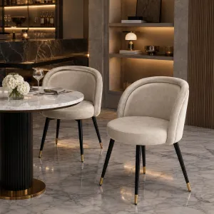 Juego de 2 Sillas de Comedor Tapizadas en Crema de Lujo con Patas Negras y Doradas - Sillas de Comedor de Lujo Vista lifestyle por Luxury Group International