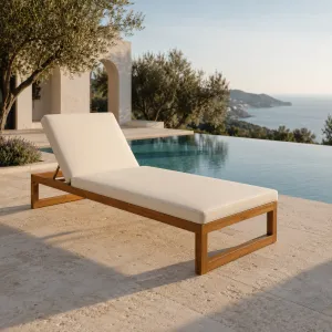 Luxus Cremefarbener Holz-Sonnenliege mit Verstellbarer Rückenlehne Lifestyle-Ansicht von Luxury Group International