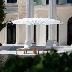 Parasol d'extérieur croissant de luxe avec structure en aluminium pour bord de piscine Vue de face par Luxury Group International
