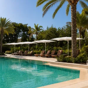 Parasol d'extérieur croissant de luxe avec structure en aluminium pour bord de piscine Vue lifestyle par Luxury Group International