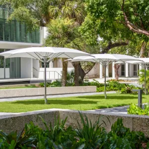 Parasol d'extérieur croissant de luxe avec structure en aluminium pour bord de piscine Vue lifestyle par Luxury Group International