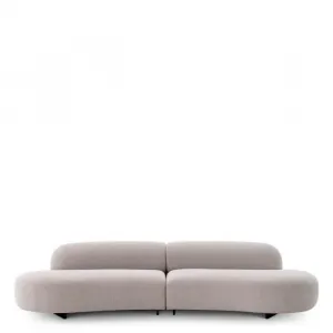 Luxus Geschwungenes Beiges Sofa mit Skulpturalem Polsterdesign – Luxus Hotelmöbel Vorderansicht von Luxury Group International