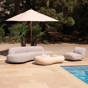 Luxus Geschwungenes Beiges Sofa mit Skulpturalem Polsterdesign – Luxus Hotelmöbel Lifestyle-Ansicht von Luxury Group International
