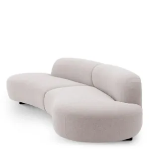 Luxus Geschwungenes Beiges Sofa mit Skulpturalem Polsterdesign – Luxus Hotelmöbel Seitenansicht von Luxury Group International