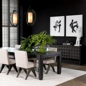 Luxuriöses dunkelbraunes Sideboard mit geometrischem Design und skulpturaler Front – Luxus Hotelmöbel Lifestyle-Ansicht von Luxury Group International