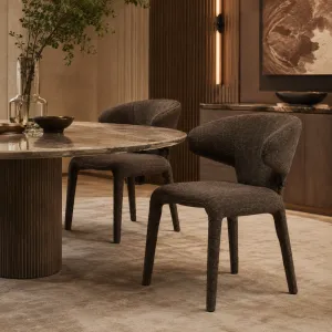 Luxus Dunkelbrauner Polsterstuhl mit Geschwungenem Rückenlehne – Luxus Esszimmerstuhl Lifestyle-Ansicht von Luxury Group International