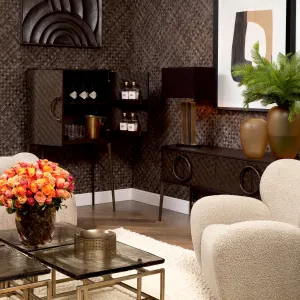 Luxuriöses dunkelbraunes Sideboard mit gewebter Front, runden Griffen & Metallbeinen – Luxus Hotelmöbel Lifestyle-Ansicht von Luxury Group International