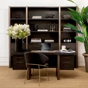 Luxus Executive Schreibtisch aus dunklem Holz mit vier Schubladen & Metallgestell – Luxus Schreibtisch Lifestyle-Ansicht von Luxury Group International