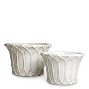 Set de Maceteros Decorativos de Lujo con Diseño en Relieve de Arco Gótico Escultural Vista frontal por Luxury Group International