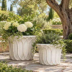 Set de Maceteros Decorativos de Lujo con Diseño en Relieve de Arco Gótico Escultural Vista lifestyle por Luxury Group International