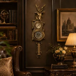Luxus Bronze-Wanduhr mit Hirschkopf, Doppeluhr und Thermometerdetail – Luxus Wohnaccessoires Lifestyle-Ansicht von Luxury Group International