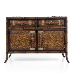 Luxus Designer Leder-Sideboard mit Messing-Schnallen-Details – Doppel-Schubladen & Aufbewahrungspanels Vorderansicht von Luxury Group International