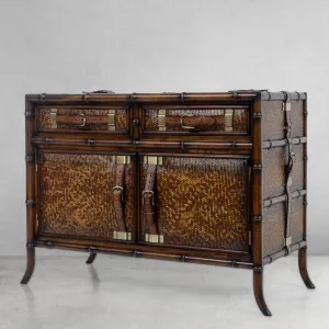 Luxus Designer Leder-Sideboard mit Messing-Schnallen-Details – Doppel-Schubladen & Aufbewahrungspanels Vorderansicht von Luxury Group International