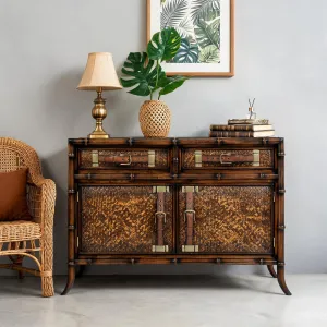 Luxus Designer Leder-Sideboard mit Messing-Schnallen-Details – Doppel-Schubladen & Aufbewahrungspanels Lifestyle-Ansicht von Luxury Group International