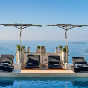 Parasol d'Extérieur de Luxe Design avec Canopée Sculpturale à Bords Festonnés Vue lifestyle par Luxury Group International