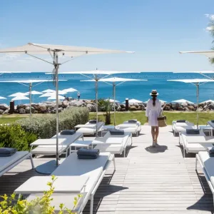 Parasol d'Extérieur de Luxe Design avec Canopée Sculpturale à Bords Festonnés Vue lifestyle par Luxury Group International