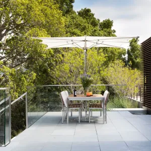 Parasol d'Extérieur de Luxe Design avec Canopée Sculpturale à Bords Festonnés Vue lifestyle par Luxury Group International