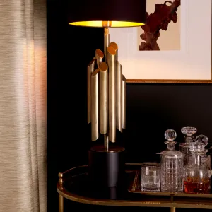 Luxus Designer Tischlampe mit schwarzem Schirm und goldener Metallrohr-Basis Lifestyle-Ansicht von Luxury Group International