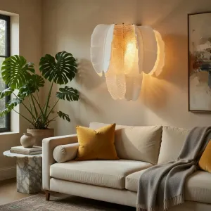 Lámpara de Pared de Diseño de Lujo en Cerámica Blanca con Vidrio Transparente Texturizado y Paneles Inspirados en Hojas Vista lifestyle por Luxury Group International