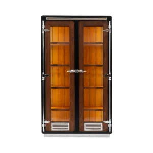 Vetrina di Lusso a Doppia Porta in Vetro con Rifiniture in Metallo e Interno in Legno Caldo Vista frontale di Luxury Group International