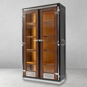 Vetrina di Lusso a Doppia Porta in Vetro con Rifiniture in Metallo e Interno in Legno Caldo Vista frontale di Luxury Group International