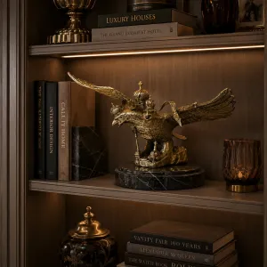 Escultura de Bronce de Águila Bicéfala de Lujo sobre Base de Mármol Negro Vista lifestyle por Luxury Group International