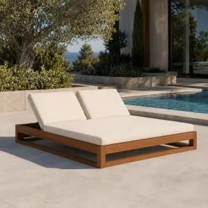 Luxus Doppel-Sonnenliege für den Außenbereich mit elfenbeinfarbenen Kissen und Holzrahmen Lifestyle-Ansicht von Luxury Group International