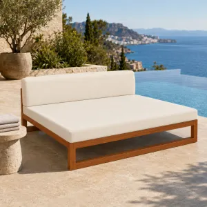 Luxus Doppel-Sonnenliege mit Elfenbeinkissen und Holzrahmen Lifestyle-Ansicht von Luxury Group International