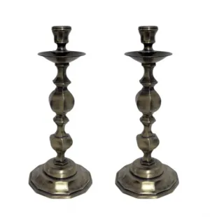 Paire de Bougeoirs en Bronze à Balustre Facetté de Luxe avec Large Plateau à Gouttes par Luxury Group International