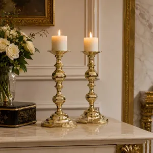 Par de Candelabros de Bronce con Fuste Facetado y Bandejas Anchas para Cera Vista lifestyle por Luxury Group International