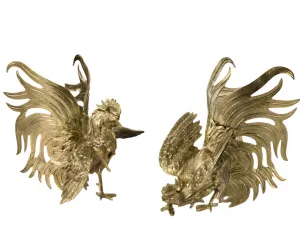 Luxus Bronze-Skulpturenpaar kämpfender Hahn mit geschwungenen Schwanzfedern Vorderansicht von Luxury Group International