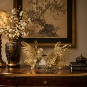 Luxus Bronze-Skulpturenpaar kämpfender Hahn mit geschwungenen Schwanzfedern Lifestyle-Ansicht von Luxury Group International