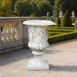 Jardinière de Jardin en Urne à Reliefs Figuraux de Luxe avec Accents de Masques Sculptés - Jardinières de Luxe Vue de face par Luxury Group International