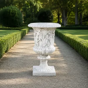 Jardinière de Jardin en Urne à Reliefs Figuraux de Luxe avec Accents de Masques Sculptés - Jardinières de Luxe Vue lifestyle par Luxury Group International