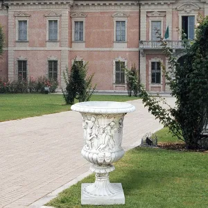 Jardinière de Jardin en Urne à Reliefs Figuraux de Luxe avec Accents de Masques Sculptés - Jardinières de Luxe Vue lifestyle par Luxury Group International