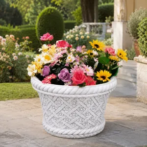 Jardinière de luxe à motif floral en tissage panier avec bordures sculptées en corde - Jardinières de luxe Vue lifestyle par Luxury Group International