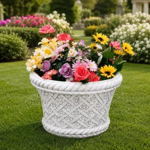 Jardinière de luxe à motif floral en tissage panier avec bordures sculptées en corde - Jardinières de luxe Vue lifestyle par Luxury Group International