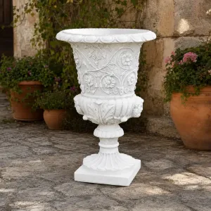 Jardinera de Urna con Relieve Floral de Lujo y Peana Esculpida - Maceteros de Lujo Vista lifestyle por Luxury Group International